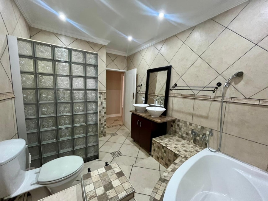 5 Bedroom Property for Sale in Safari Gardens North West